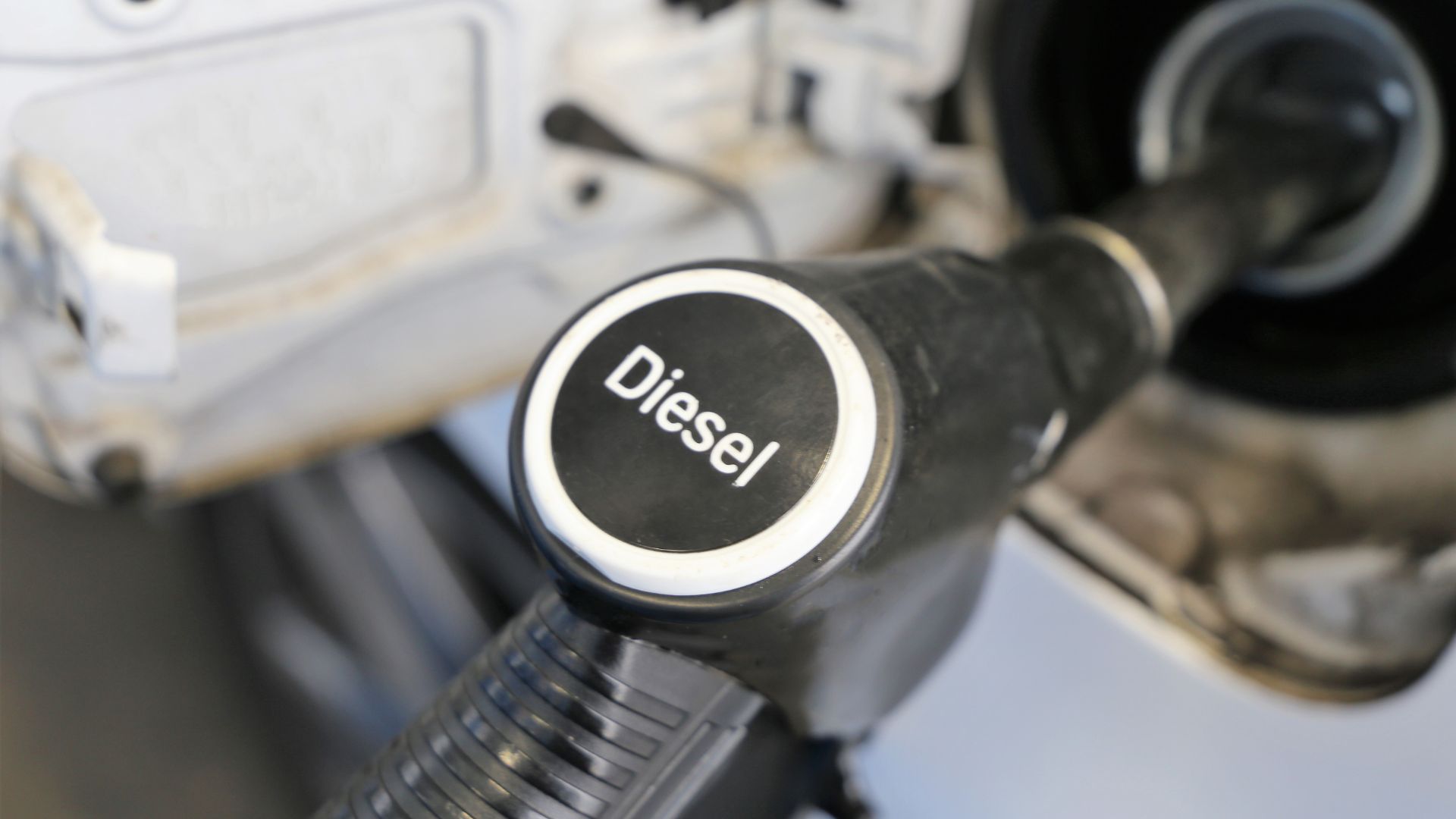 Energiekrise  Preis für Diesel steigt wieder über 2 € - auch Ölpreis zieht an